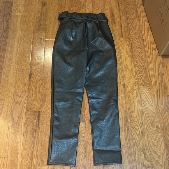 NWOT BOOHOO FAUX LEATHER WOMEN PANTS HIGH RISE ZIPPER BELT PLEATED WAIST SIZE 4 - Picture 6 of 7